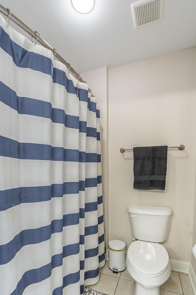 full bath with tile patterned flooring, visible vents, curtained shower, baseboards, and toilet