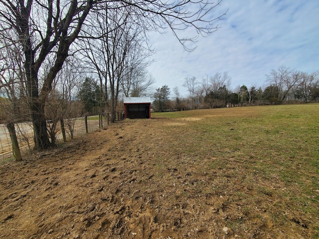 view of yard featuring an outdoor structure