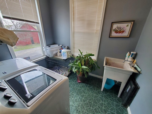 kitchen featuring baseboards and independent washer and dryer