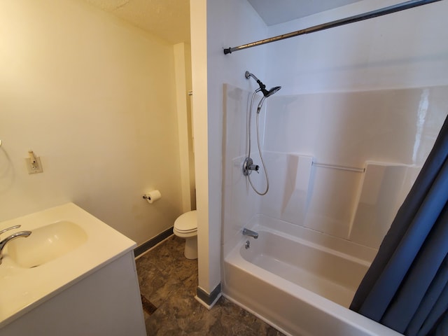 bathroom with toilet, baseboards, shower / bath combo with shower curtain, and vanity