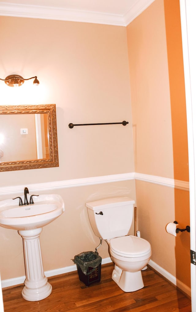 415 David Ln, Winchester, KY 40391 - half bath with wood finished floors and crown molding