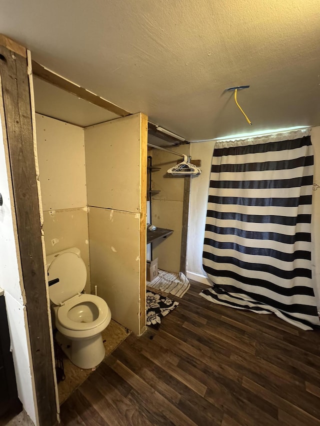 1809 Exeter Ave, Middlesboro, KY 40965 - bathroom with a shower with curtain, a textured ceiling, toilet, and wood finished floors