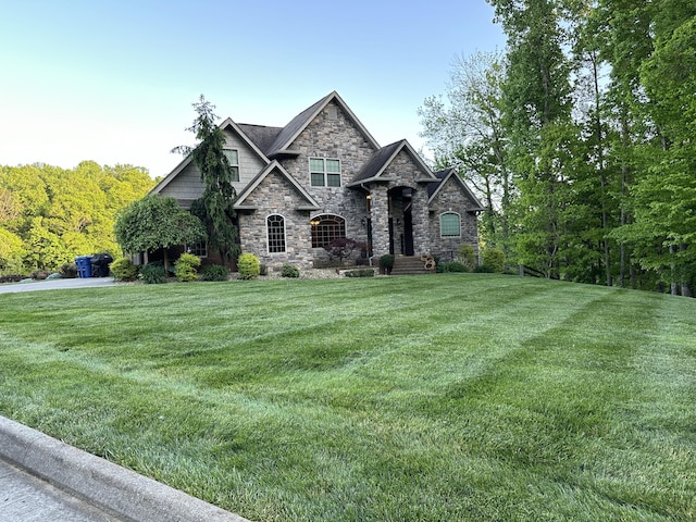 view of front of house featuring a front yard