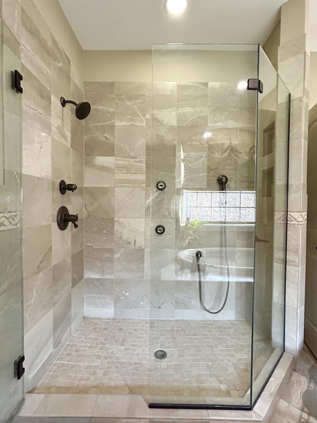 bathroom featuring tiled shower