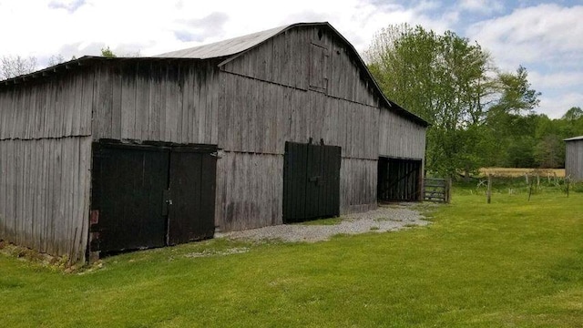 view of barn featuring a yard