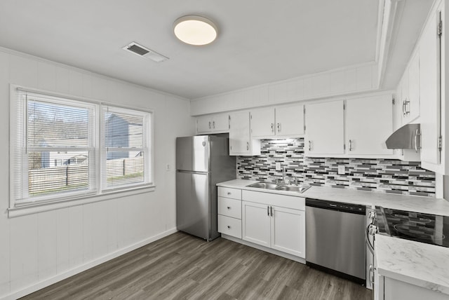 kitchen with stainless steel appliances, dark wood-style flooring, a sink, visible vents, and light countertops