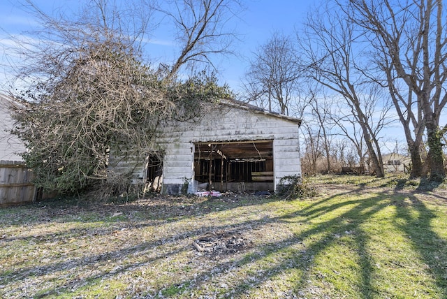 view of yard featuring an outbuilding