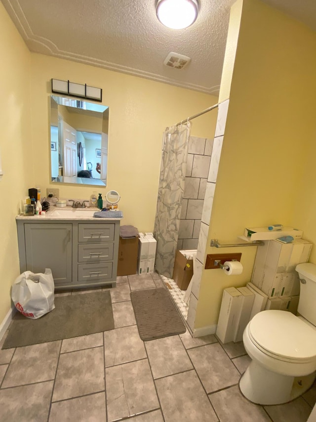 full bathroom with a textured ceiling, toilet, a shower with shower curtain, vanity, and visible vents