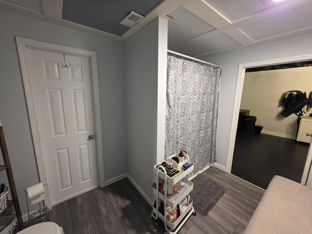 full bathroom with curtained shower, visible vents, baseboards, and wood finished floors