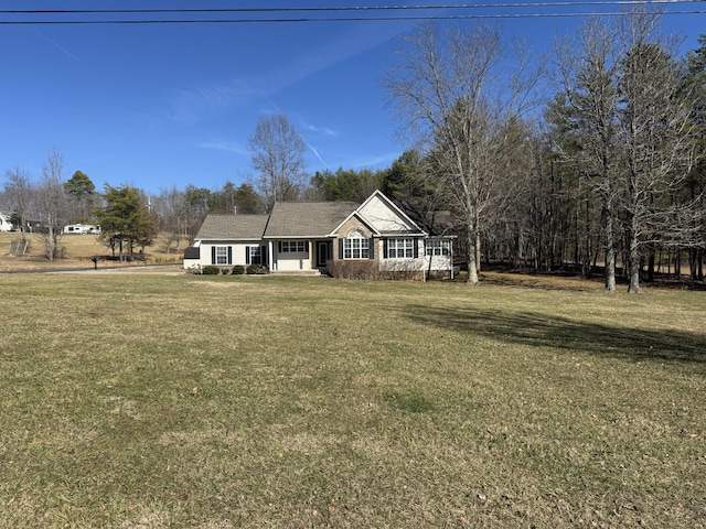 view of front of property featuring a front yard