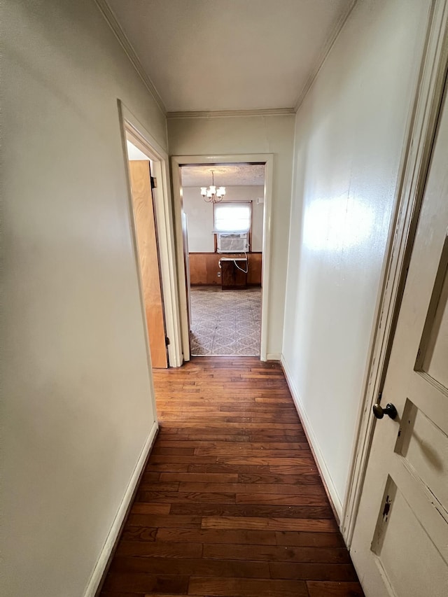 hallway featuring a chandelier, cooling unit, baseboards, dark wood-style floors, and crown molding