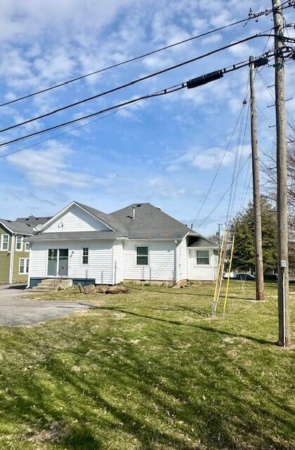 back of house featuring a yard