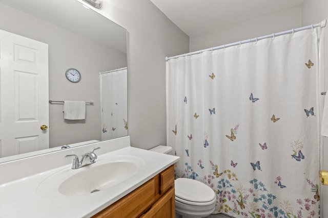 bathroom with toilet, a shower with curtain, and vanity