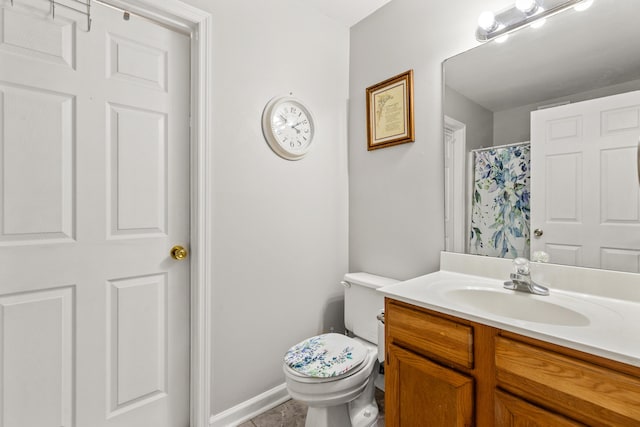 full bath with a shower with shower curtain, vanity, and toilet