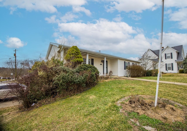 view of front of property featuring a front yard