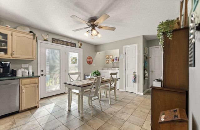 dining space featuring light tile patterned flooring, ceiling fan, a textured ceiling, and washing machine and clothes dryer