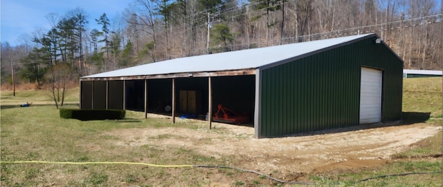 view of pole building with driveway