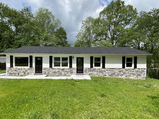 109 Homestead, London, KY 40741 - ranch-style home with board and batten siding, a front lawn, and stone siding