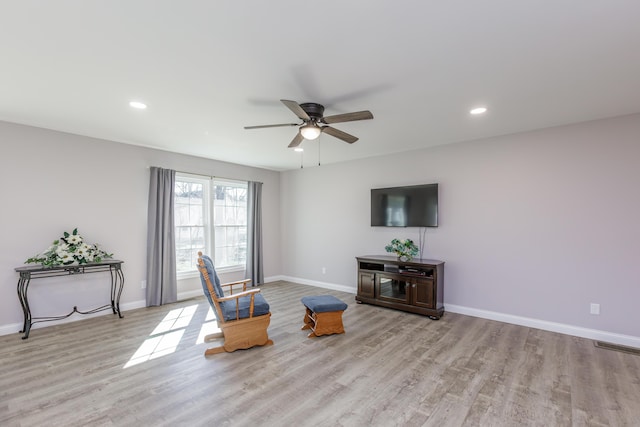 living area featuring light wood finished floors, ceiling fan, baseboards, and recessed lighting