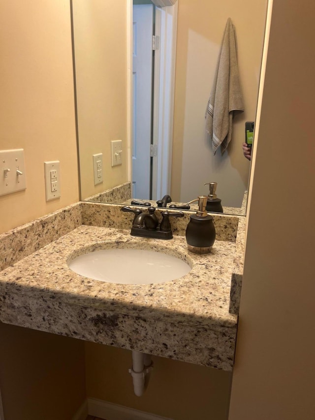 bathroom featuring a sink