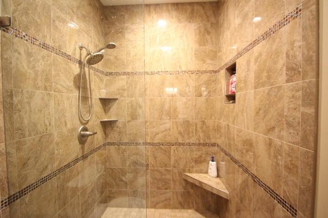 bathroom featuring a tile shower