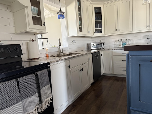 kitchen featuring tasteful backsplash, dark wood-style flooring, black appliances, and a sink