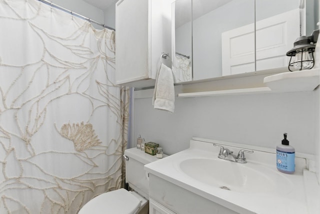 bathroom featuring a shower with shower curtain, vanity, and toilet