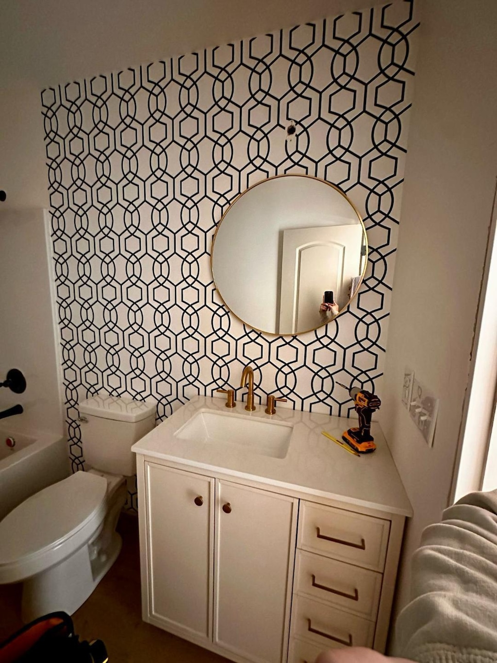 bathroom with toilet, vanity, and decorative backsplash