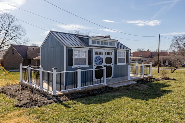 view of outdoor structure featuring an outbuilding