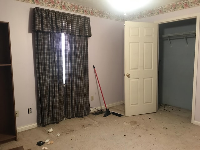 unfurnished bedroom featuring baseboards and a closet