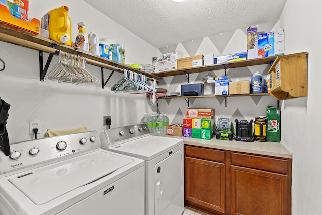 laundry room featuring a textured ceiling and independent washer and dryer