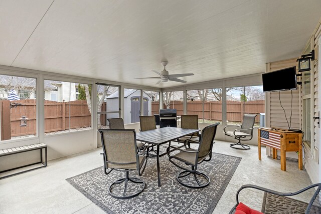 sunroom featuring a ceiling fan