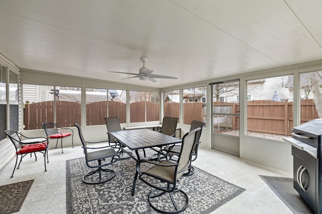 sunroom / solarium featuring a ceiling fan