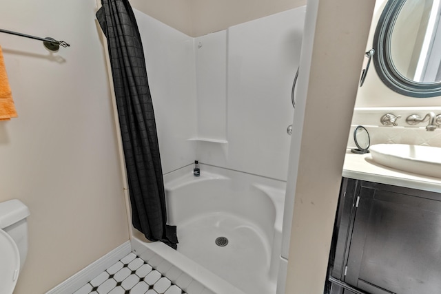 full bathroom with vanity, toilet, baseboards, and a shower with curtain