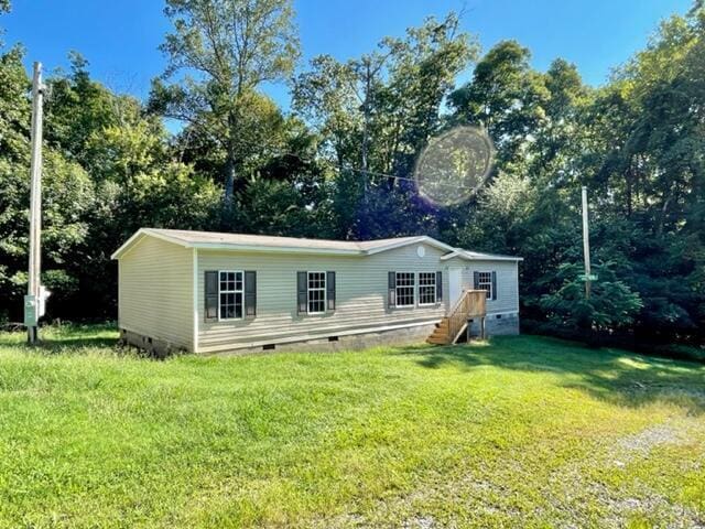 manufactured / mobile home with crawl space and a front yard