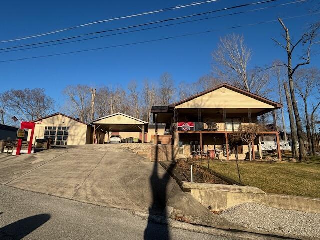 view of front of property featuring a front yard