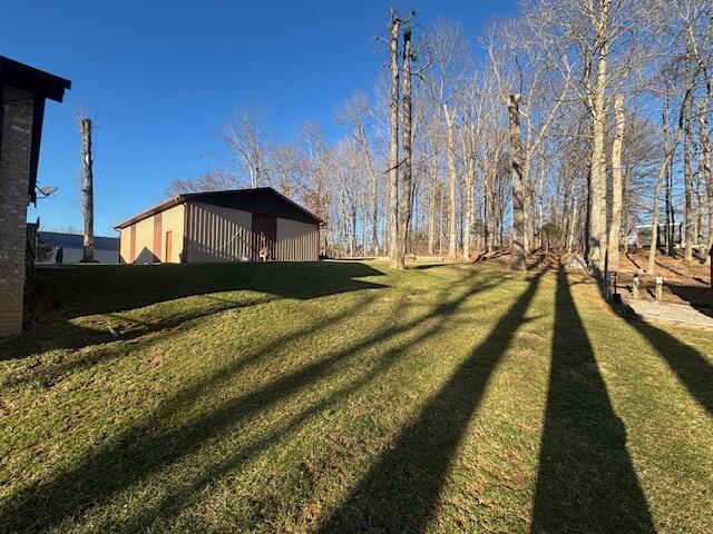 view of yard with a pole building and an outdoor structure