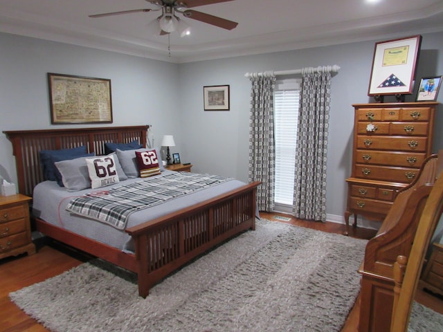 bedroom with recessed lighting, wood finished floors, crown molding, and ceiling fan