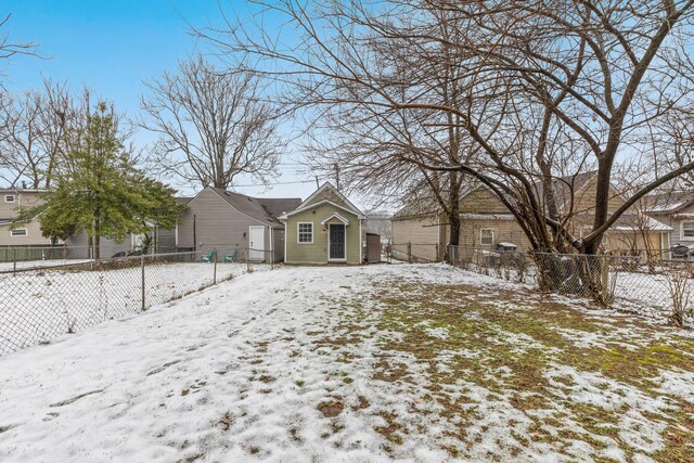 view of front of property with a fenced backyard