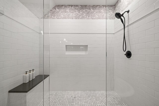 bathroom featuring a tile shower