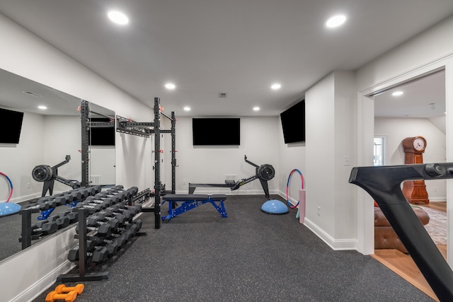 workout room featuring recessed lighting and baseboards