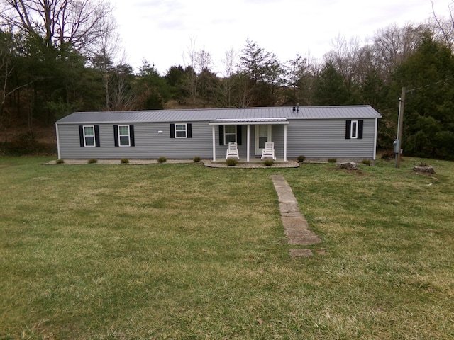 manufactured / mobile home with metal roof and a front yard