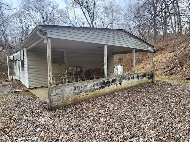 view of outdoor structure featuring gravel driveway