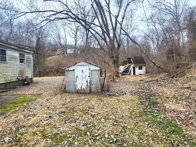 view of yard with a storage unit and an outdoor structure