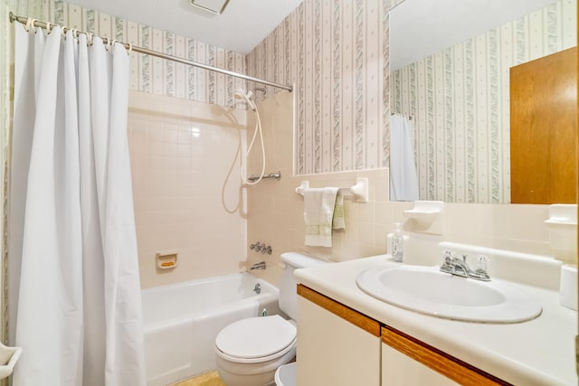 full bath with shower / bath combo, vanity, toilet, and wallpapered walls