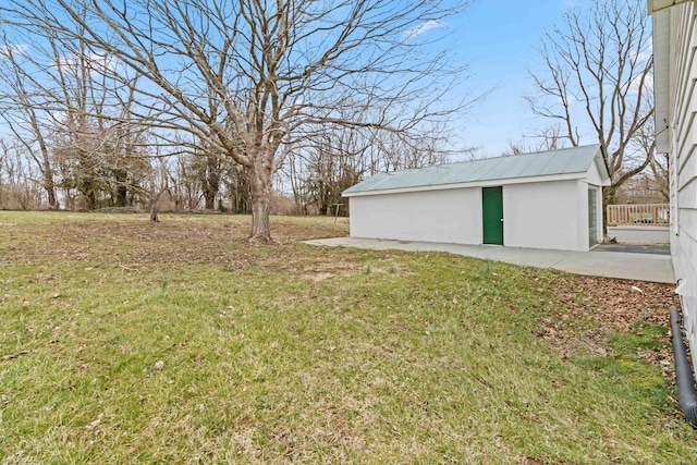 view of yard featuring an outbuilding