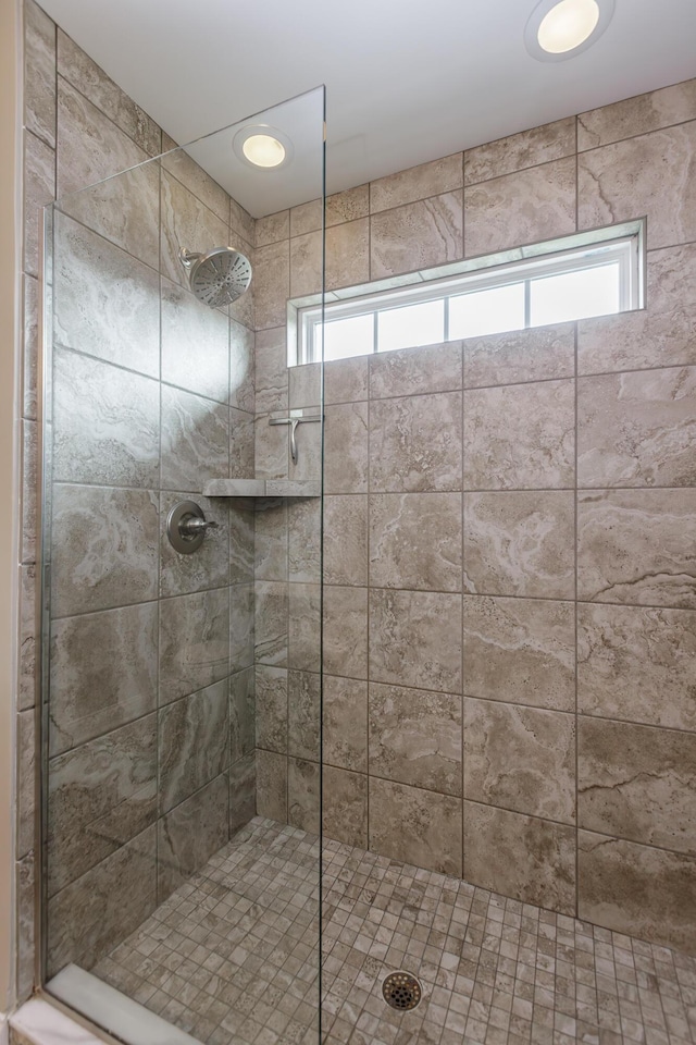 full bathroom featuring a tile shower