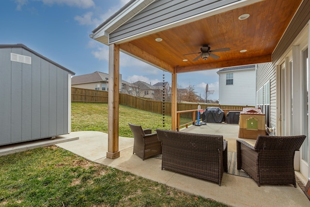 view of patio featuring a fenced backyard and a ceiling fan