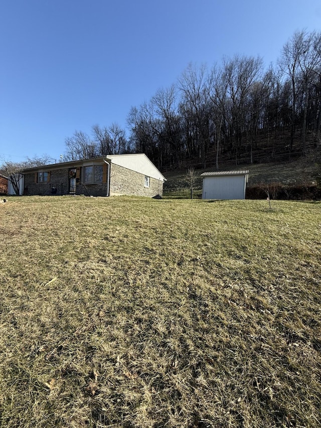 view of yard with an outdoor structure