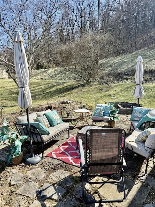 view of yard featuring an outdoor hangout area and a patio